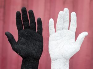 Mãos Vazias, preto e branco