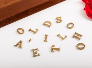 Hotel Solidão, letras em bronze