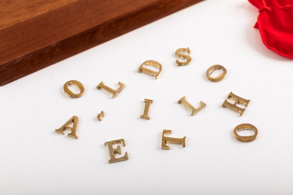 Hotel Solidão, letras em bronze